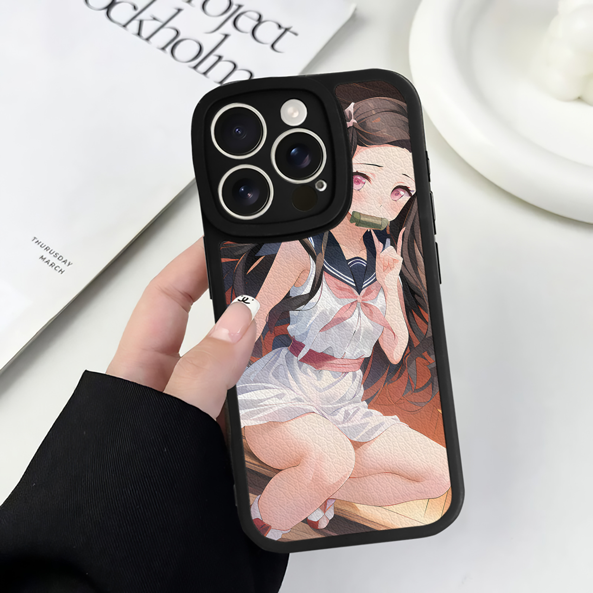 （画像用） 鬼滅の刃（きめつのやいば）竈門 禰󠄀豆子／かまど ねずこ Kamado Nezuko 【iPhone 16シリーズ対応】シリコンスマホケース（レザー調） 材質：シリコン